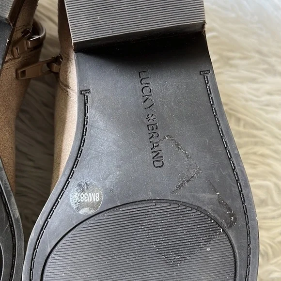 NWOB Lucky Brand Falila Women’s bootie in Taupe size 8M - Picture 10 of 11